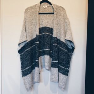 Short sleeved open poncho